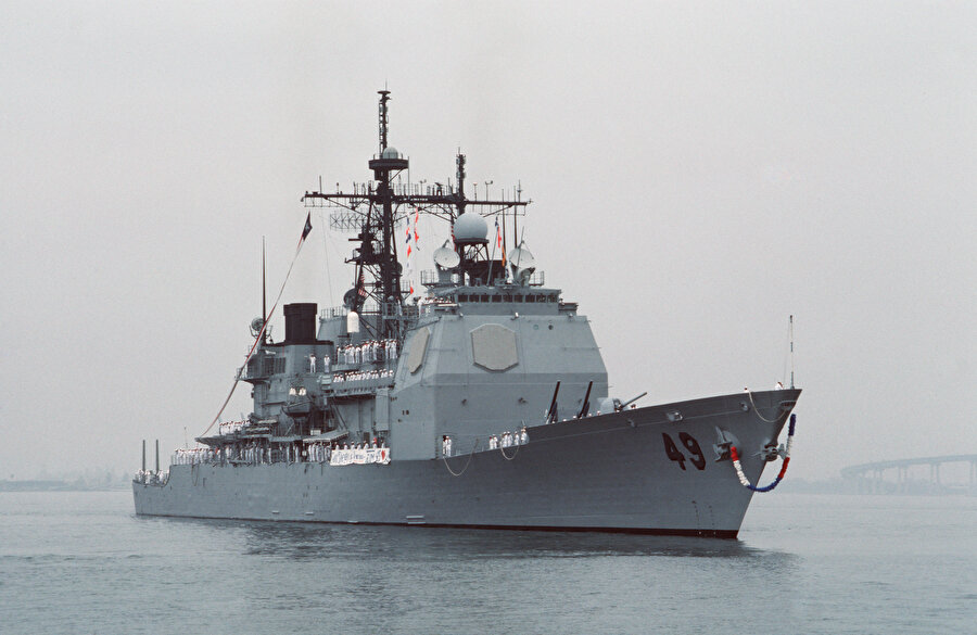 ABD donanmasına ait USS Vincennes, 3 Temmuz 1988'de Iran Air'e ait IR655 sefer sayılı yolcu uçağını iki füzeyle vurdu. 66'sı çocuk, 56'sı kadın ve 16'sı mürettebat olmak üzere 290 kişi taşıyan uçak, o anda infilak etti ve parçaları Basra Körfezi'ne düştü.