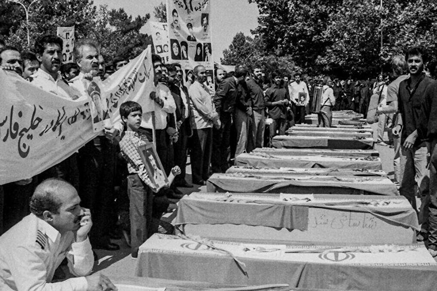İranlılar, 655 sefer sayılı uçuşta ölenlerin yasını tutuyor.