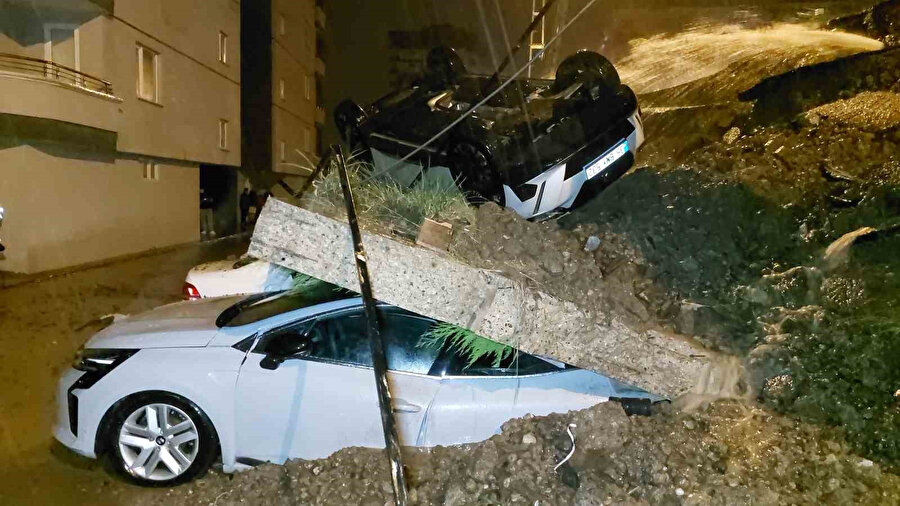 Samsun’da şiddetli yağış: İstinat duvarı araçların üzerine devrildi