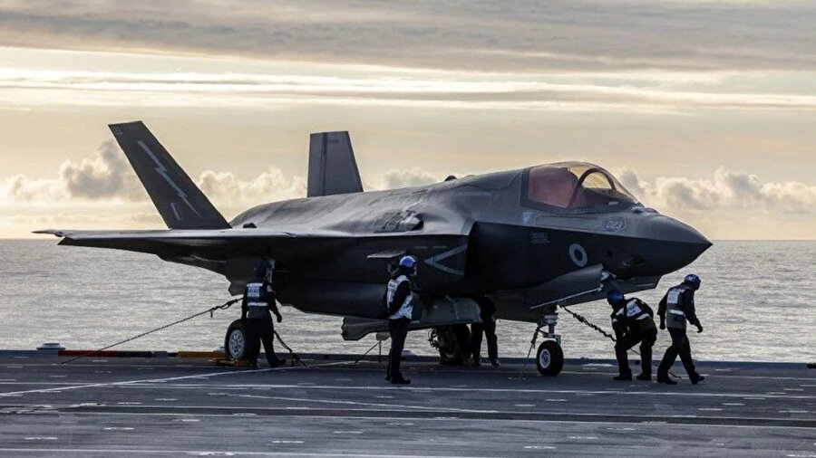 Hindistan’da mahsur kalan İngiliz savaş uçağı.