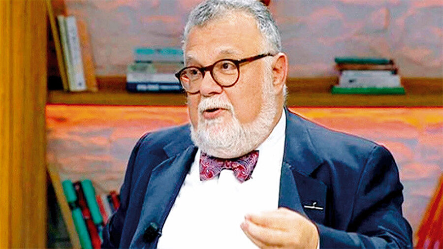 Prof. Dr. Celal Şengör, depremden dakikalarca sonra “Bu saatten sonra yapılacak en akıllıca iş, İstanbul’dan taşınmaktır” diyerek çözümsüzlük ateşine bir odun daha attı.