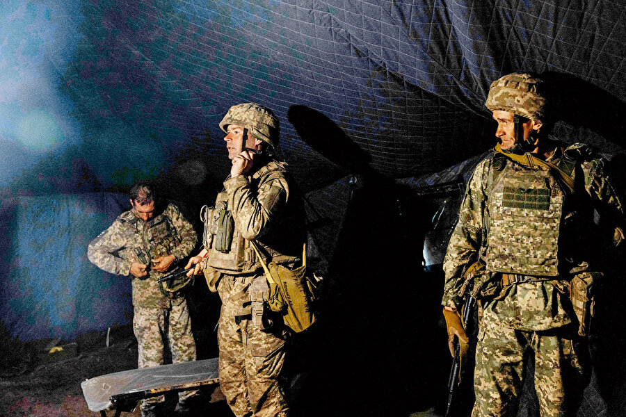 Rusya'nın toplam askeri kaybının 900.000'e yaklaştığını, bunun 200.000 ila 250.000'inin ölüm, geri kalanının ise yaralanma olduğunu belirtiyor.