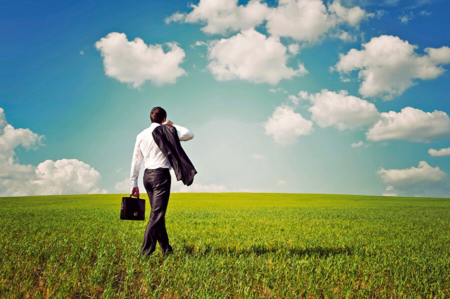 Mecburiyetin doğurduğu umudun peşine düşen bu insanlar köylere yerleşerek tarımdan hayvancılığa, e-ticaretten uzaktan beyaz yakalı işlerini sürdürmeye kadar çalışıp, yaşamak için çabalıyorlar.