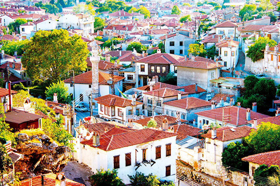 Raporda ‘Haneler ve demografik yapı değişiyor’ vurgusu dikkat çekti. İstanbul’da 2012 yılında 3.57 kişi olan ortalama hane halkı sayısının 2024’te 3.13’e ve 2034’te ise 2.68’e kadar gerileyeceği ve ayrıca tek kişilik hanelerin oranının yüzde 17’den yüzde 21’e çıkacağı belirtildi.