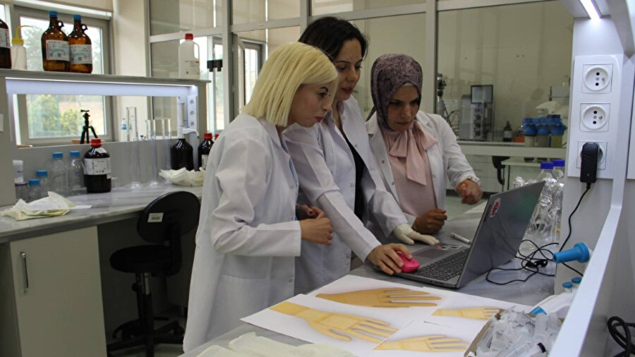 ​Türk bilim insanlarının geliştirdiği eldiven sağlıkta çığır açacak.