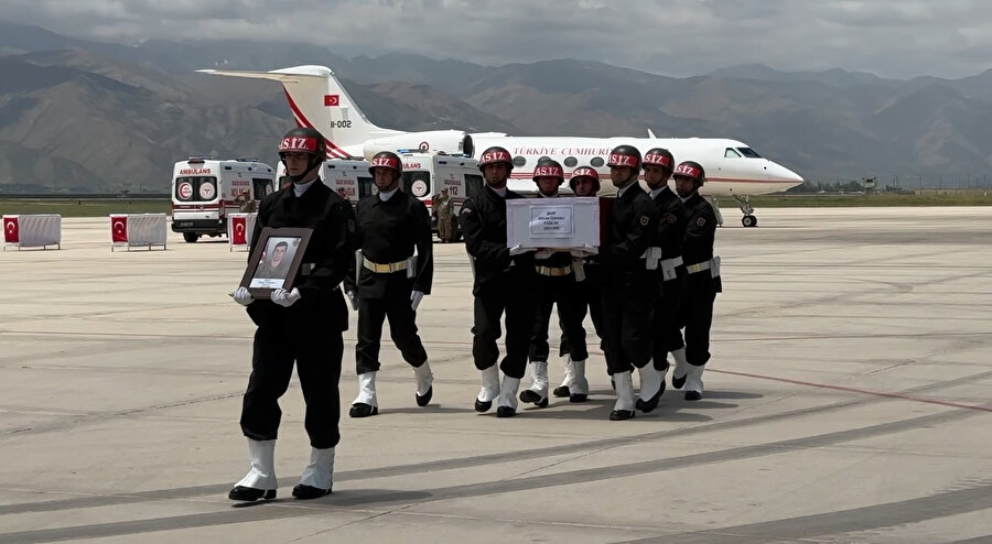 Türkiye şehitlerini son yolculuğuna uğurluyor: Hakkari'de tören düzenlendi