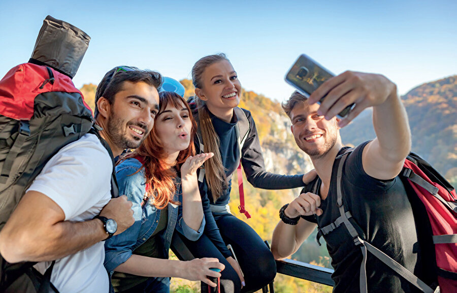 Markaların artık sadece görünür olması yetmiyor. Paylaşılır olması gerekiyor. Çünkü dijital nesil, gördüğü değil; paylaştığı markayla bağ kuruyor.