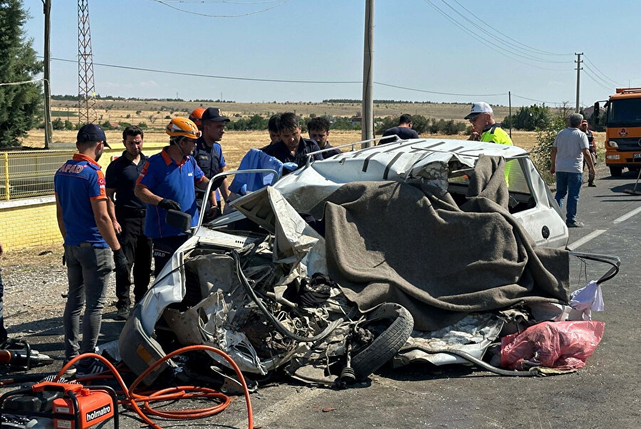 Otomobil ile kamyon çarpıştı: İki ölü