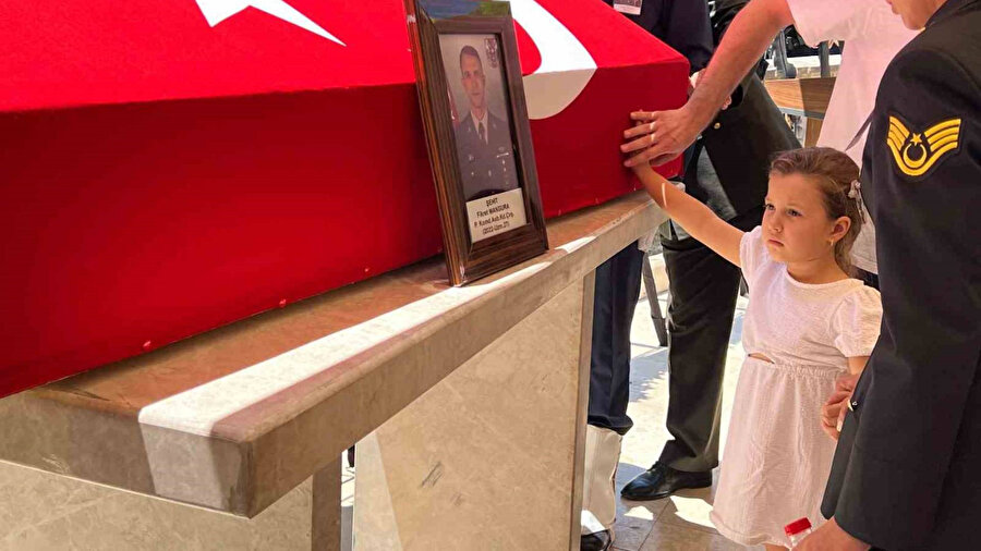 Minik Deniz’den şehit babasına son bakış