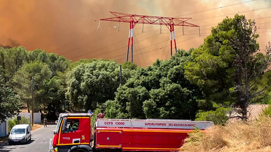 ​Fransa'da ulaşımı yangın vurdu: Havalimanı kapatıldı