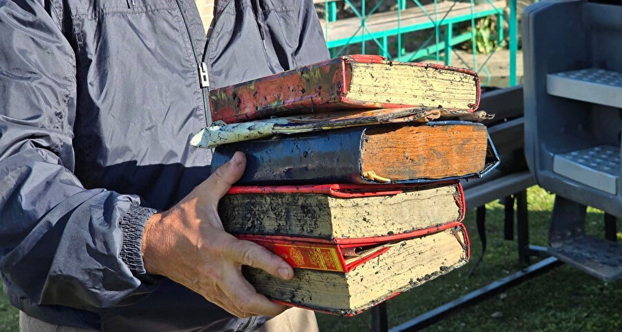 Yangın çıkan cami büyük hasar aldı, Kur’an-ı Kerim’ler zarar görmedi
