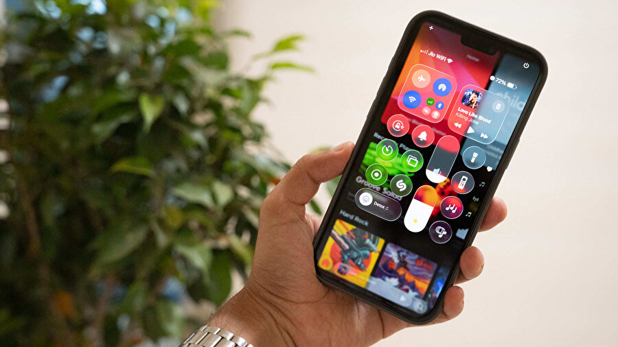 Apple, Liquid Glass tasarımından geri adım atıyor: iOS 26 Beta 3 ile sadeleşen arayüz dikkat çekti