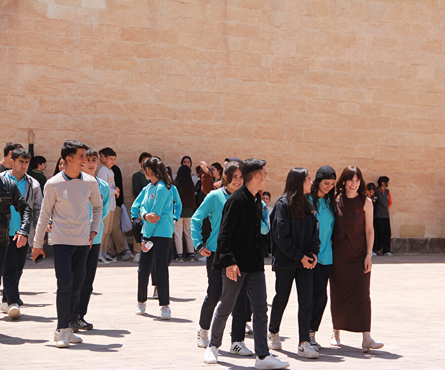 : Gazze’de 70 binden fazla çocuğun açlık sınırında olduğunu ve her gün en az 10 tane çocuğun çeşitli uzuvlarını kaybettiğine şahit oluyoruz.
