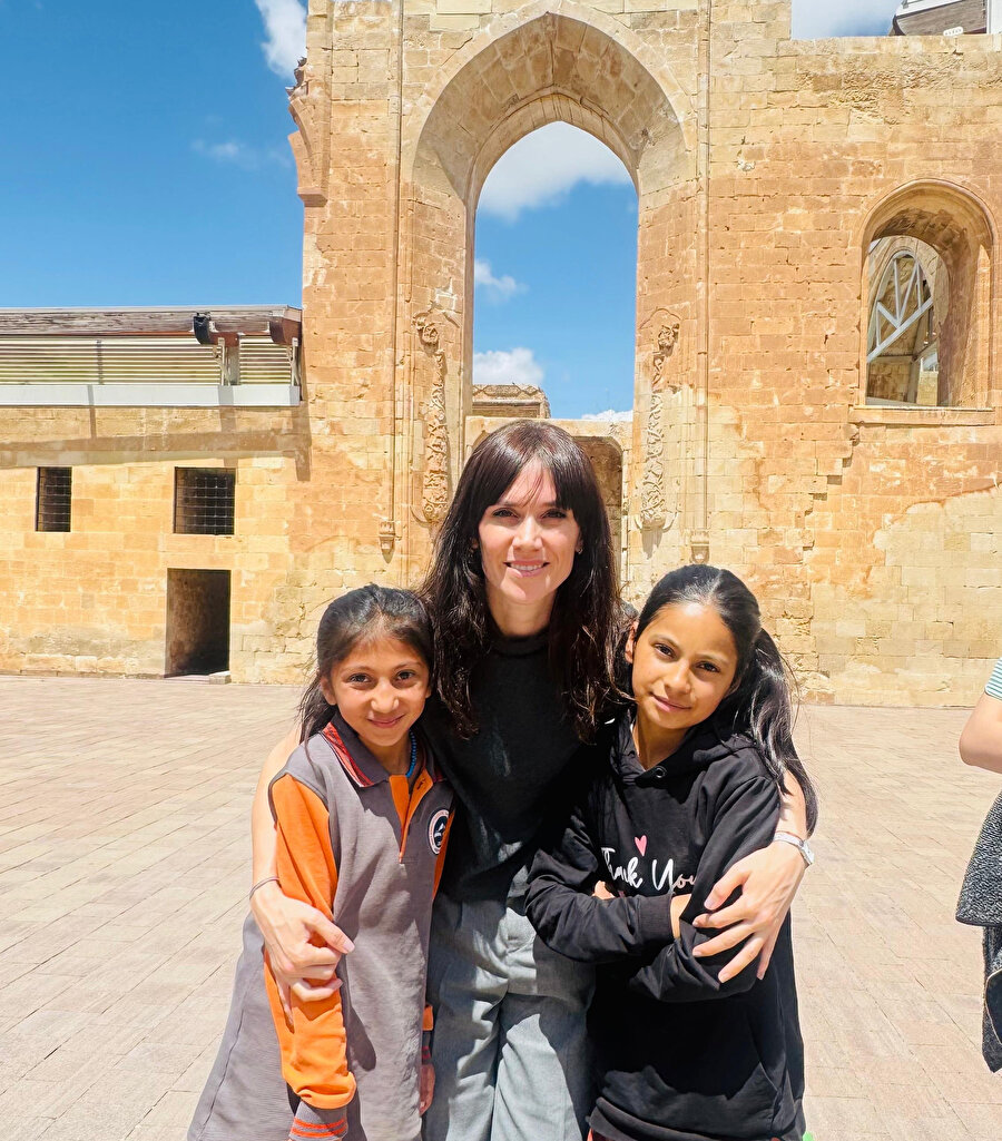 “Zeytindağı Çocukları” sadece fotoğrafları sergilenen çocukların değil; sergileri ziyarete gelen bütün çocukların hikâyesi aslında.