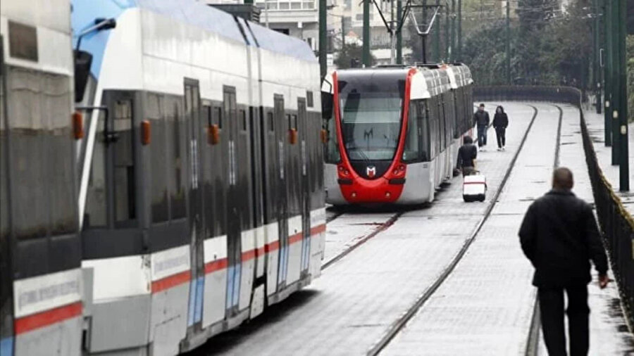 Fatih'te binada yangın: Tramvay hattının o durakları kapatıldı