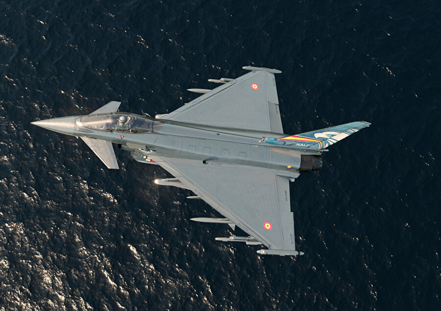 Eurofighter Typhoon, çift motorlu, süpersonik, kanart delta kanatlı, çok amaçlı bir avcı uçağı