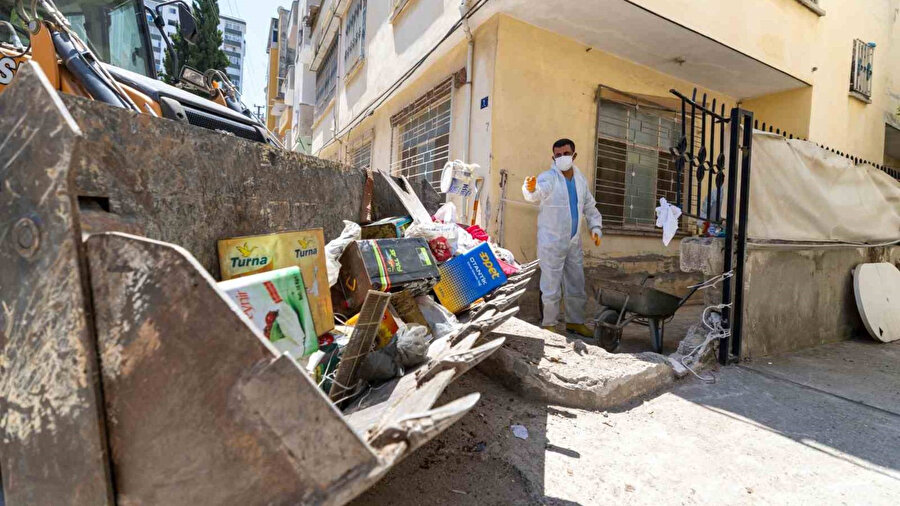 Mahalleli kötü kokudan duramıyordu: Evden 10 kamyon çöp çıktı