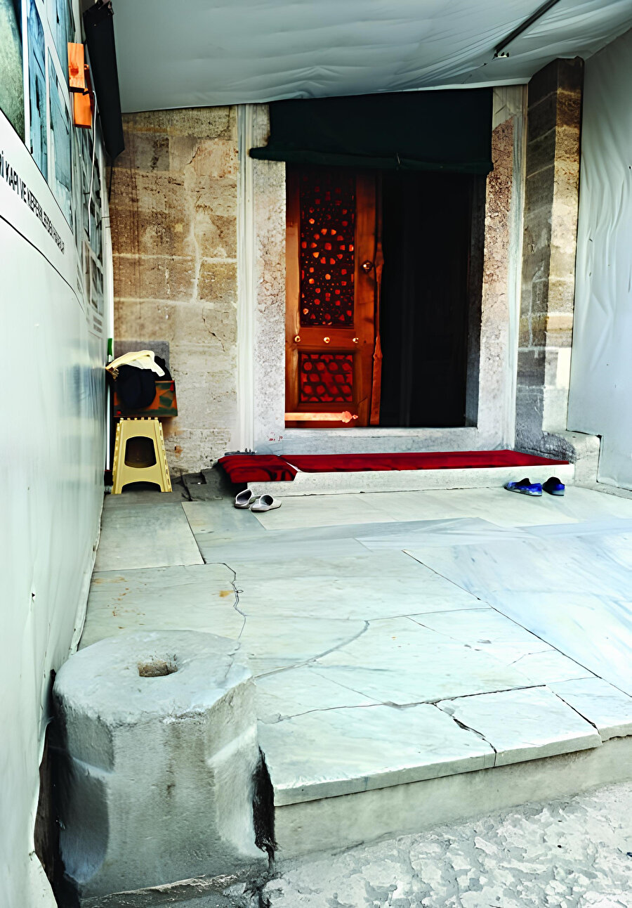 Edirnekapı Mihrimah Sultan Camii’nde sadaka taşı.