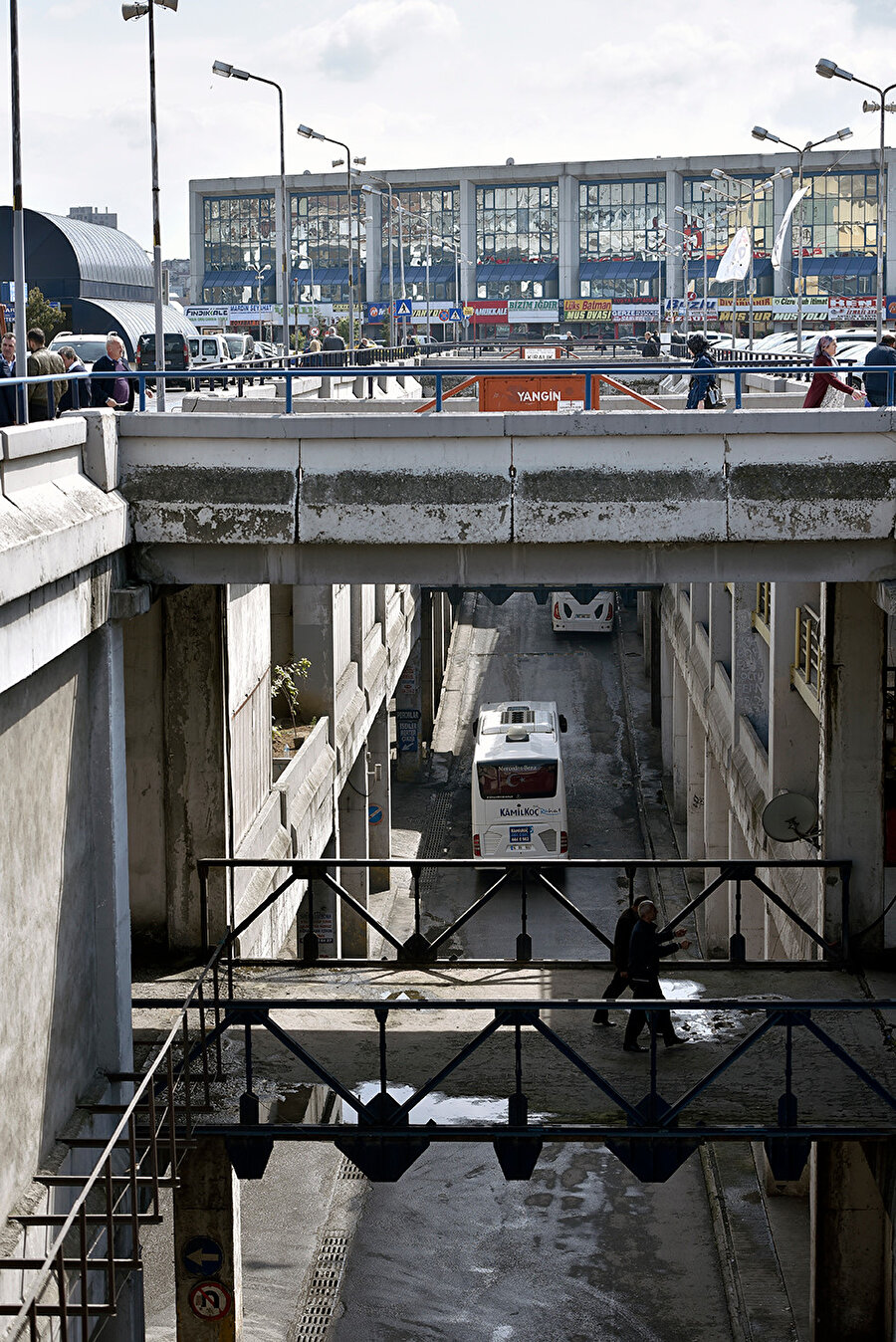Büyük İstanbul Otogarı, Türkiye’de ilk kez örneğine rastlanan genişlikte bir karayolu garı hüviyetine sahip...