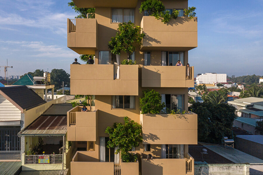 Her balkon, bir mikro-bahçe gibi çalışarak doğayla temas sağlıyor.