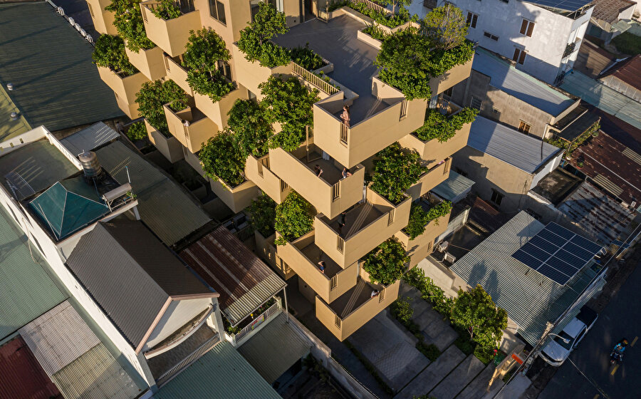 Uçan Blok Ev, kentsel yoğunluğun ortasında doğaya kaçış imkânı sunan bir alternatif yaşam modeli olarak öne çıkıyor. nn