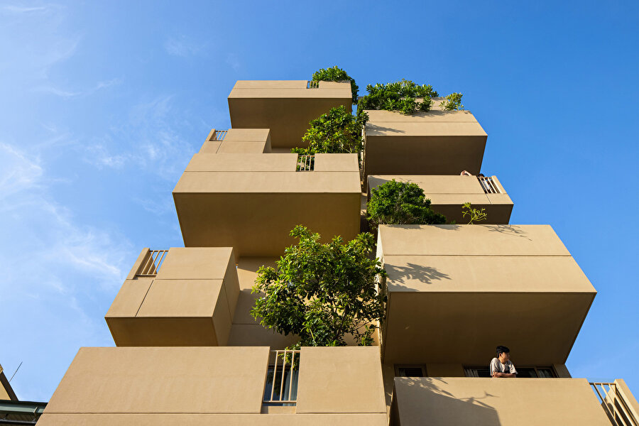 Flying Block Hotel, yüksek katlı kentsel yapıların içinde bile doğaya yakın, konforlu bir yaşam alanı sunmayı amaçlıyor.nn