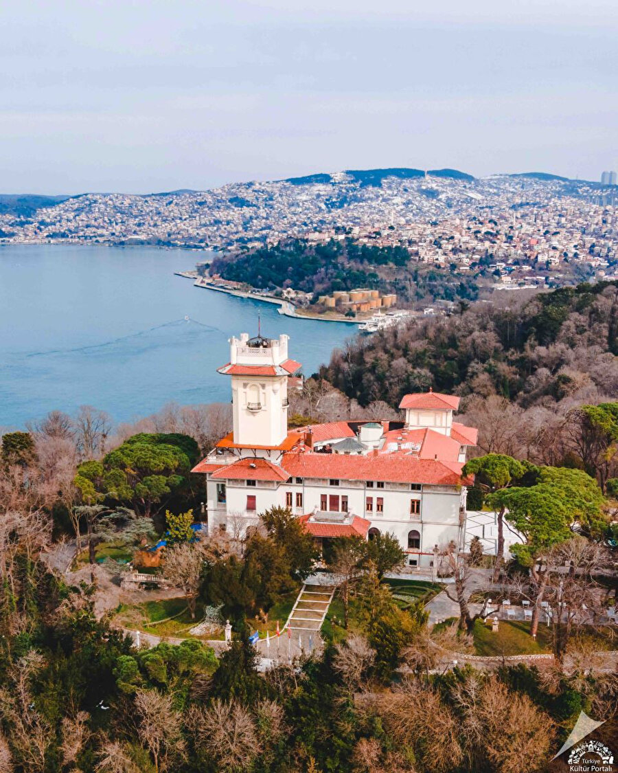 Hidiv Kasrı ve çevresinin havadan panoramik görünümü. Fotoğraf: URL-