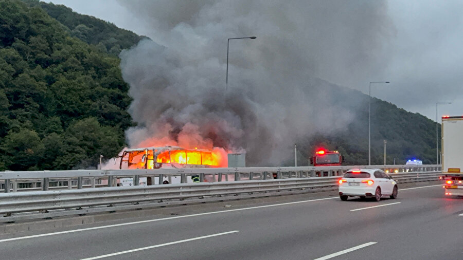 Giresun'dan İstanbul'a giden D.A.H'nin kullandığı 20 AOR 002 plakalı yolcu otobüsünün motor kısmı, Ekrem Özdemir Viyadüğü'nde alev aldı.
Durumu fark eden sürücü, otobüsü emniyet şeridine çekerek 38 yolcuyu tahliye etti.
Haber verilmesi üzerine bölgeye jandarma, sağlık, Düzce ve Kaynaşlı'dan itfaiye ekipleri sevk edildi.
Yangını söndürme çalışması nedeniyle otoyolun İstanbul yönü ulaşıma kapandı.