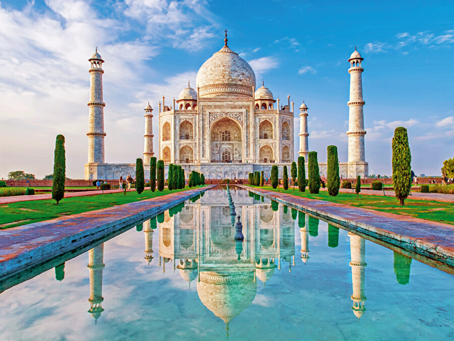 Hindistan’ın Müslüman yöneticileri, Tac Mahal’i yaptıran Babür hükümdarı Şah Cihan dahil olmak üzere Türklerdi. Anadolu Türkleri, Hindistan’da bulunan neredeyse tüm Müslüman vakıflarının ve tüm Müslüman anıtlarının Türk mirası olduğunu bilmelidir.