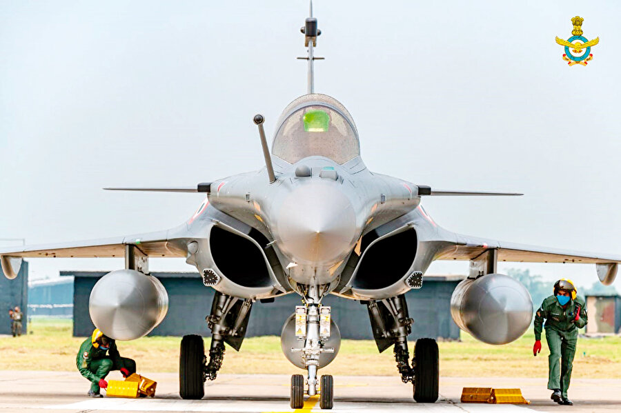 Hindistan Rafale uçağı.