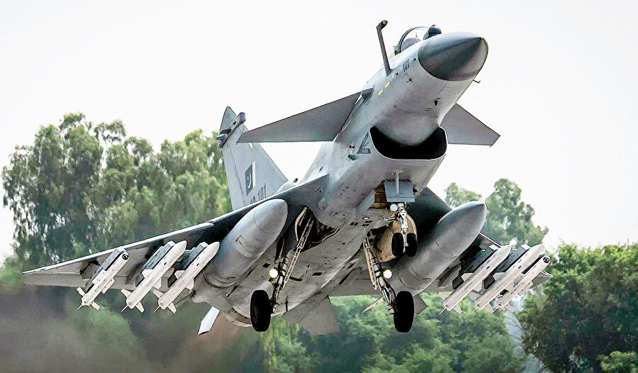 Pakistan savaş uçağı J-10C.