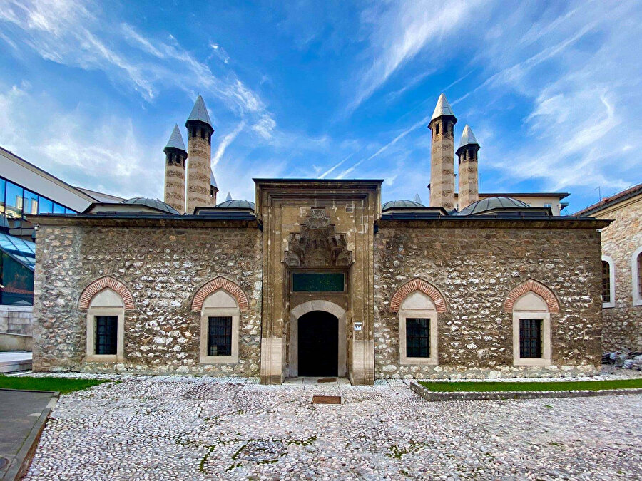 Kanunî Sultan Süleyman devrinde Bosna'da uzun süre görev yapan Sancak Beyi Gazi Hüsrev tarafından Bosna Hersek’te inşa ettirilen ve günümüzde aktif olarak işleyen Gazi Hüsrev Bey Medresesi.