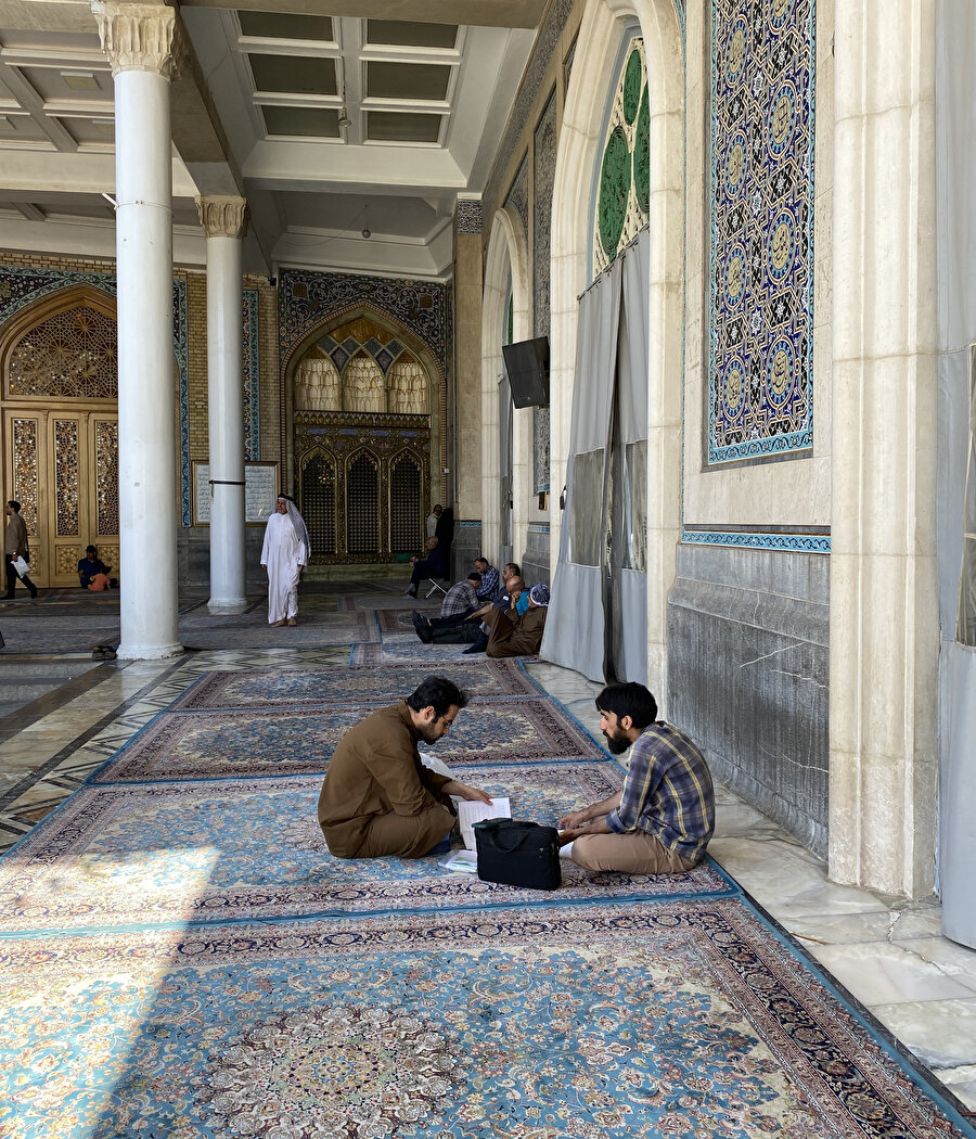 Fâtıma-ı Ma'sûme Türbesi'nde ilim okuyanlar
