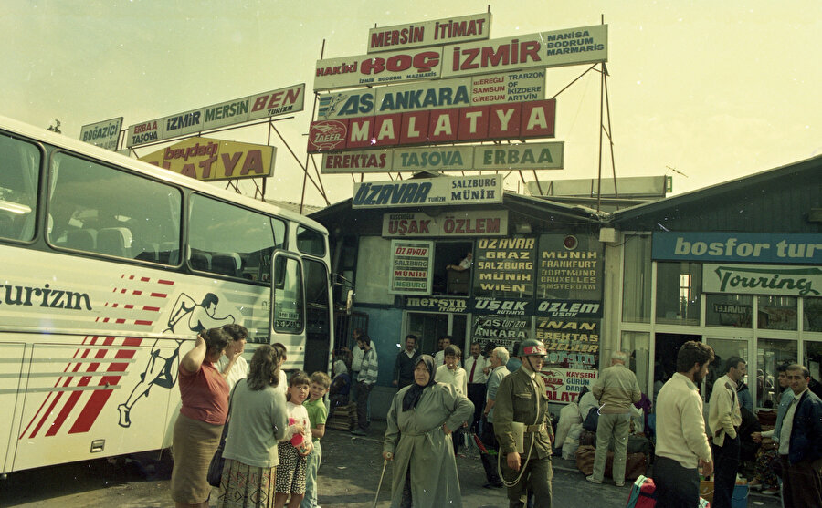 Ara mekânlar olarak terminaller herhangi bir yere ait değildir. İçlerinde her zaman bir bilinmezliği taşırlar. Karakterlerin yollarını kaybetmişliğini, geleceklerinin belirsizliğini, aidiyetsizliğini sembolize ederler.