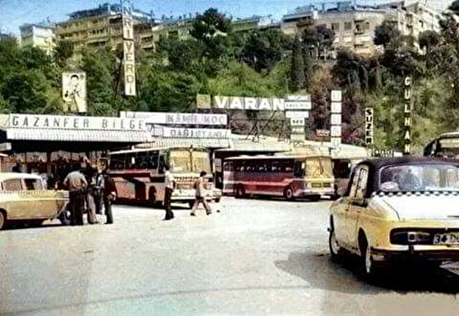 Bir kamusal alan olarak otogarlar toplumun farklı kesimlerini kısa süreliğine de olsa içerisinde barındırır.