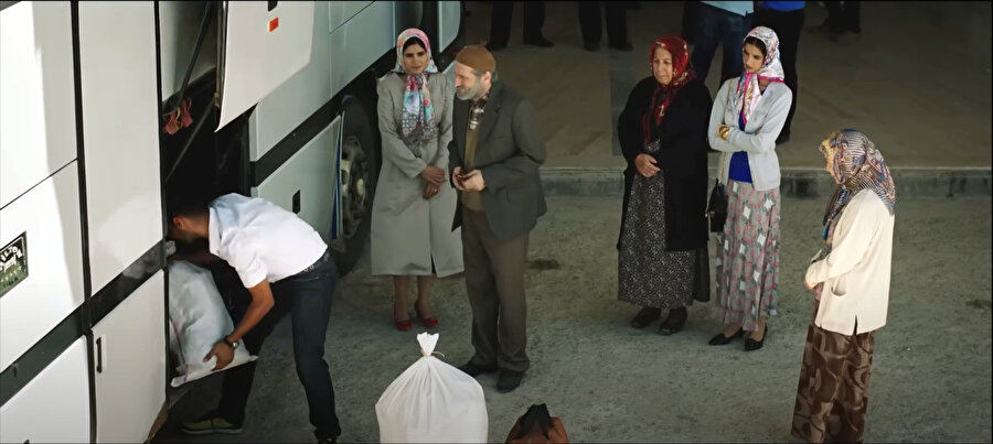 Sinemanın sembolik anlatıma imkân veren yapısından dolayı otogarlar yalnızca fiziksel birer kalkış ve varış noktaları olarak işlev görmez.