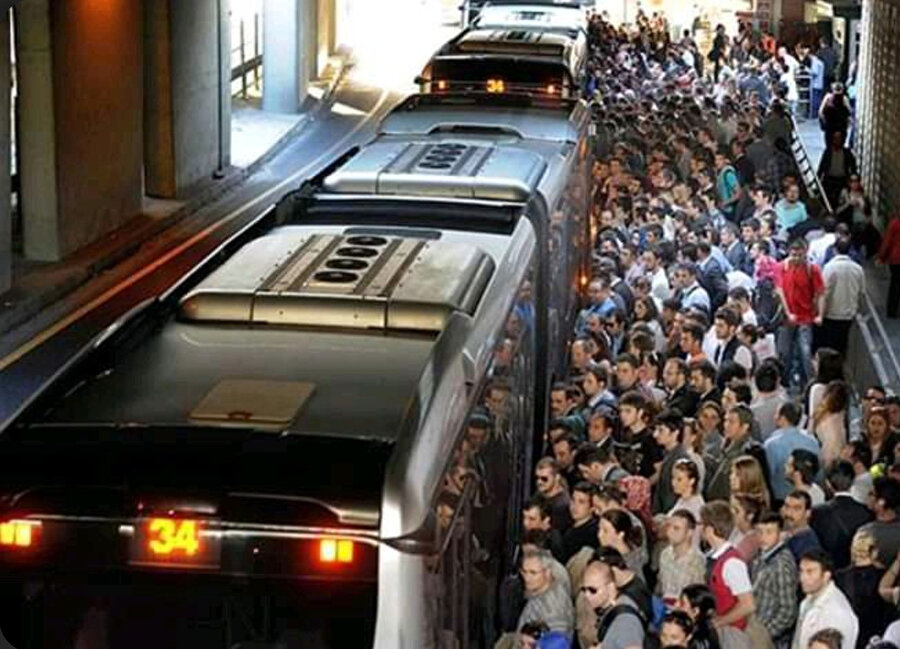 Önceki senelerde metrobüste yaptığım yolculuklardaki ilk amacım boş koltuk bulursam oturmaktı. Sonra bu amacımın yerini ‘sadece araçta bir yerlere yaslanabilmek’ aldı.