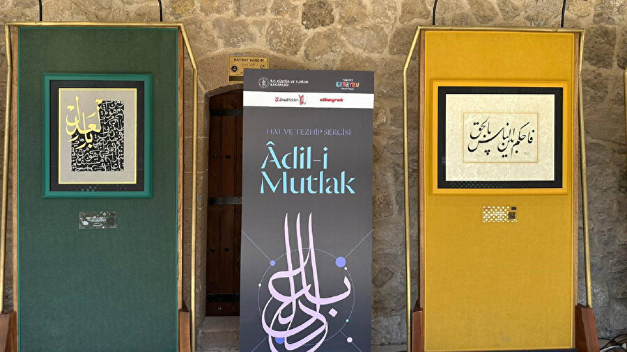 Albayrak Grubu’nun Âdil-i Mutlak Hat Eserleri Sergisi Van’da açıldı.