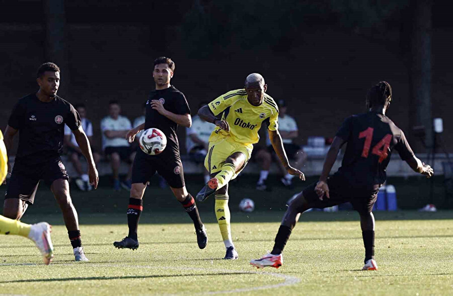 Fenerbahçe, hazırlık maçında Fatih Karagümrük ile 2-2 berabere kaldı