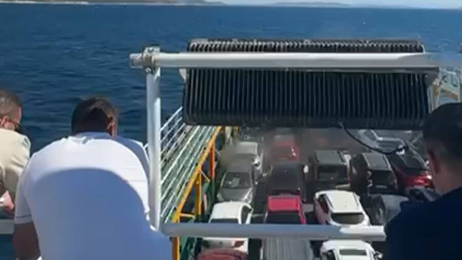 Yangın çıkan feribotta can pazarı: 200 yolcu tahliye ediliyor