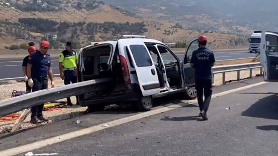 Araç bariyere ok gibi saplandı: Korkunç kazada iki kişi hayatını kaybetti