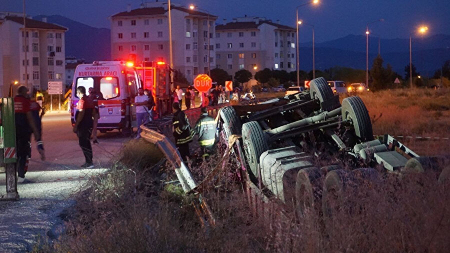 Domates yüklü kamyon şarampole devrildi: Bir ölü