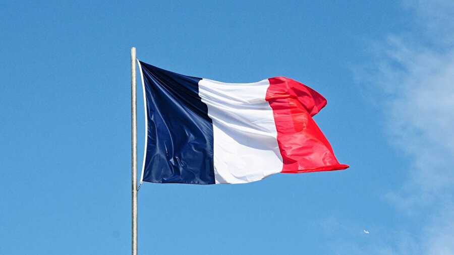 Fransa'dan kritik hamle: İki resmi tatili kaldırmayı planlıyor