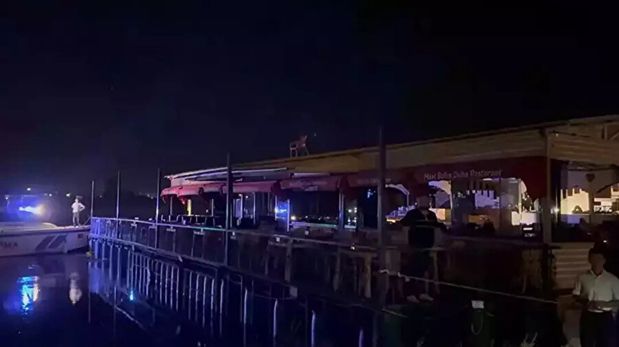 Korku dolu anlar: Fırat Nehri'ne sabitlenen restoran akıntıya kapıldı