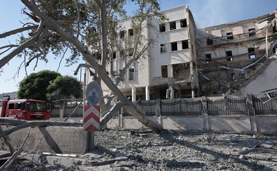 Şam'da İsrail'in hava saldırıları sonucu kapanan yollarda enkaz kaldırma çalışmaları yapılıyor