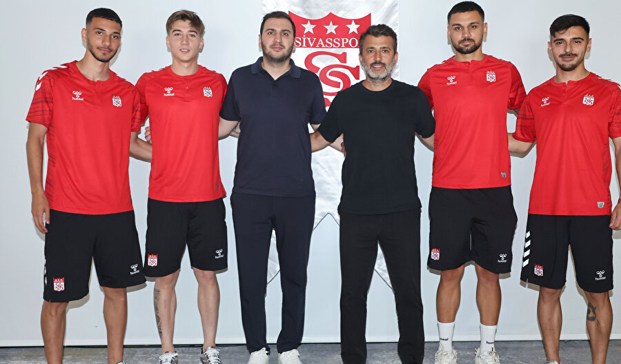 Sivasspor 4 futbolcuyu kadrosuna kattı