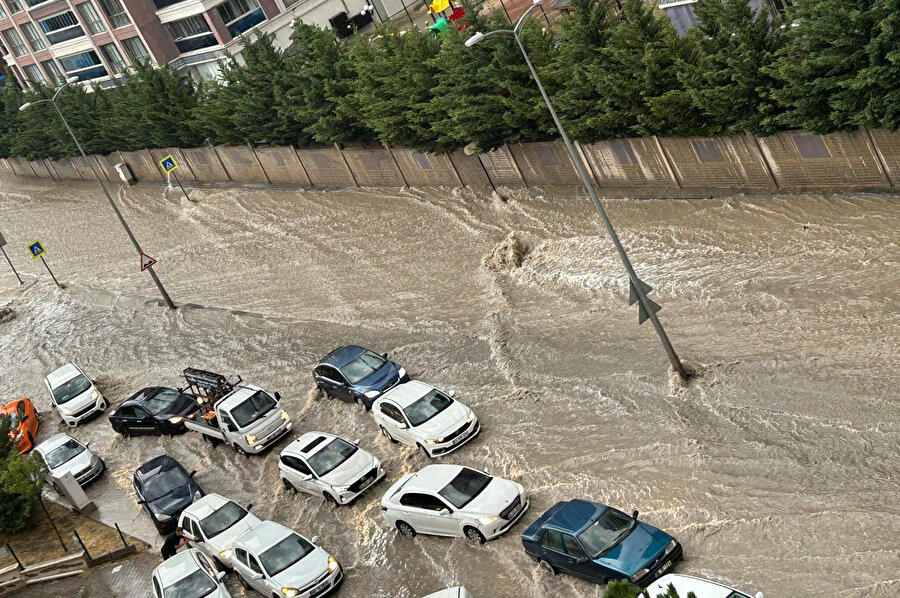 Ankara'da sağanak; yollar suyla doldu: Ankara Valisi Vasip Şahin'den son durum hakkında açıklama