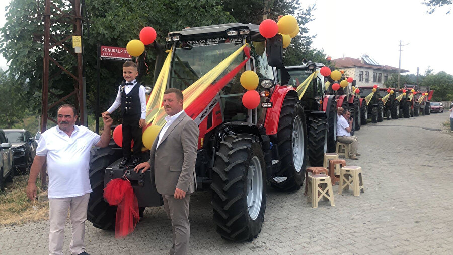 Çiftçi aile, çocukları için traktörlerini sünnet aracı yaptı