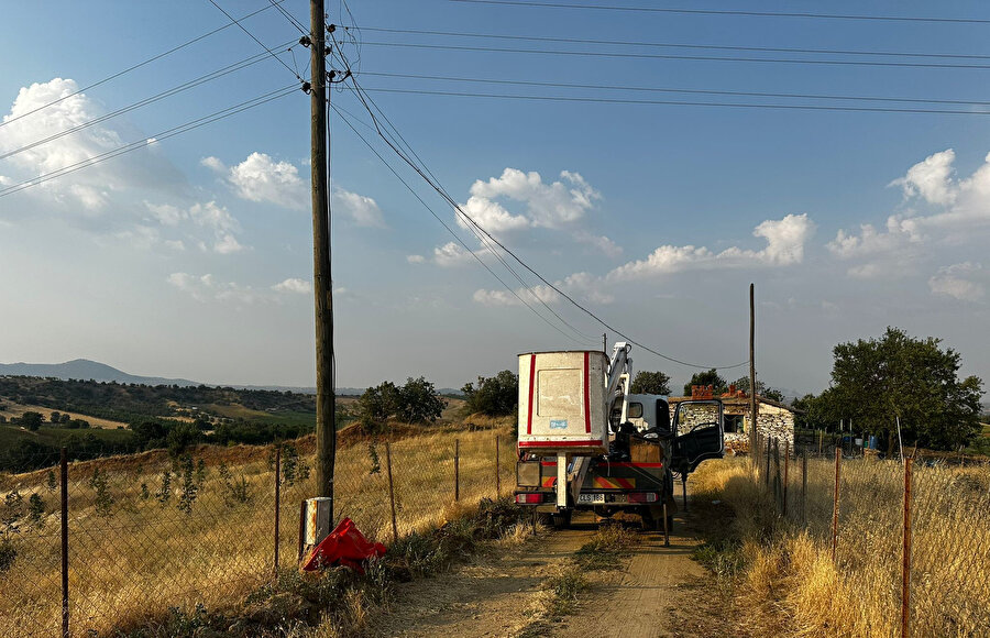 Tamir için çıktığı aydınlatma direğinde elektrik akımına kapılan kişi öldü