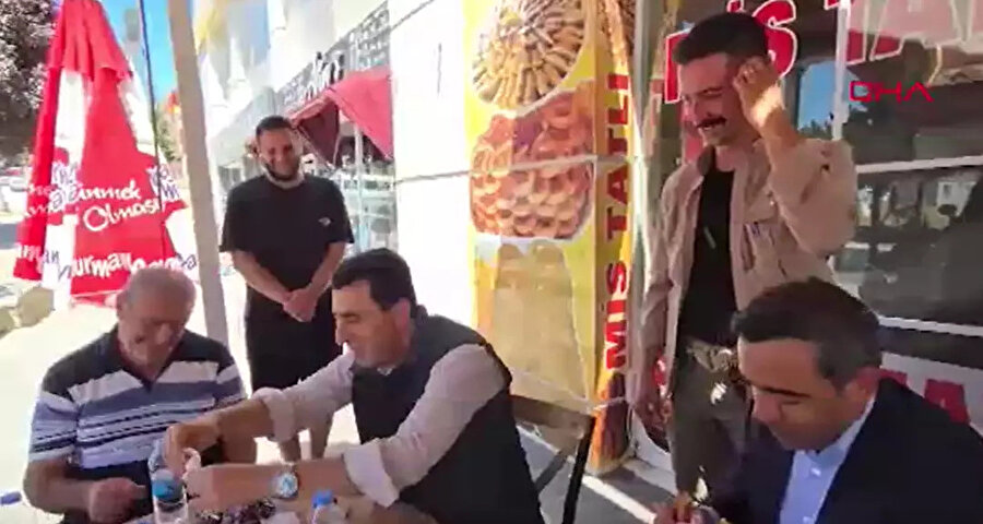 ​Sosyal medyada gündem olmuştu: Polise memurunun maruluna çiğköfte koymayı unutan vali Aygöl, işi tatlıya bağldı